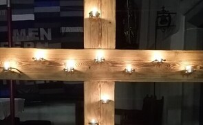 Stimmungsvoll beleuchtetes Holzkreuz