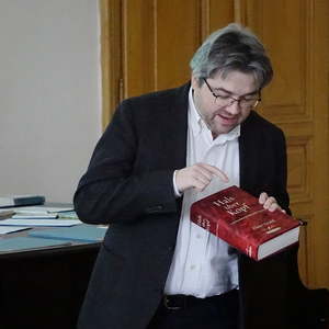 Referent Andreas Etlinger mit dem Standardwerk zum Notensatz