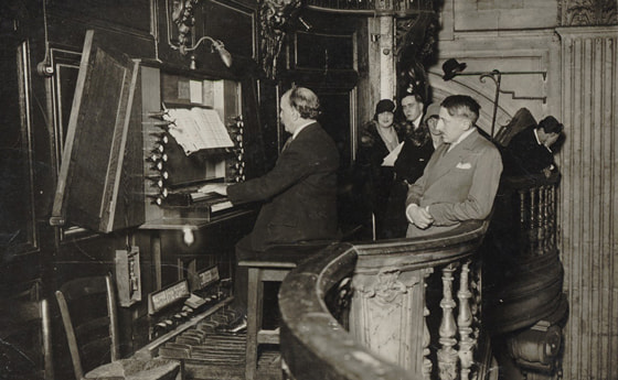 Inauguration de la restauration des orgues de St.-Nicolas du Chardonnet, le 8 décembre 1927. Aux claviers Louis Vierne, de profil Paul Koenig / cliché Agence Rol. (Link zur Bild: http://gallica.bnf.fr/ark:/12148/btv1b8425580x / Gallica Digital Librar