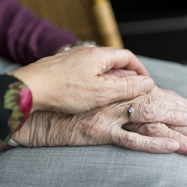 Krankenbesuch und Krankensalbung / © sabinevanerp/pixabay.com/Pixabay License Eine Hand, sanft auf eine andere Hand gelegt.