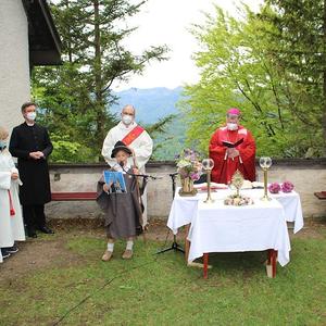 Am Pfingstmontag konnte endlich in einem Festgottesdienst mit Bischof Manfred und im Beisein von Pfr. Martin Brons aus Nürnberg die Reliquie des Hl. Sebald am Heiligenstein eingesetzt werden. MitarbeiterInnen konnten die Feier vor Ort mitfeiern, viel