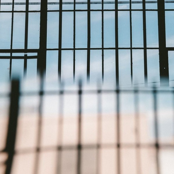 Seelsorge in der Schubhaft / © Jakob Owens/Unsplash.com (https://unsplash.com/@jakobowens1) Seelsorge in der Schubhaft